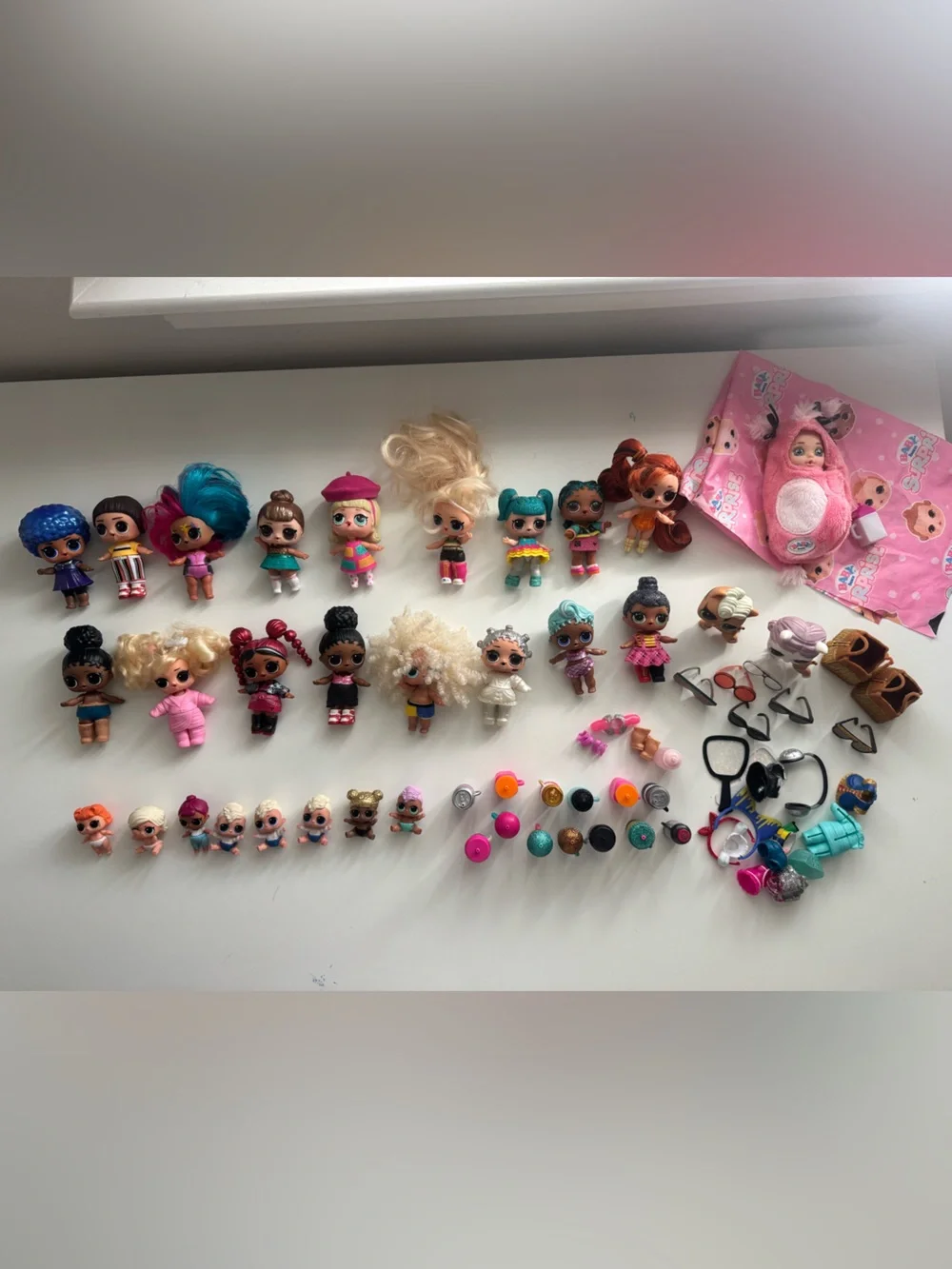 L.O.L. Surprise! 28+ Assorted Dolls, Pets, Babies and Accessories.